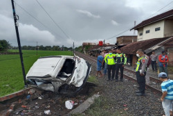 Mobil Tertemper KA Batara Kresna di Sukoharjo, Pasutri Selamat