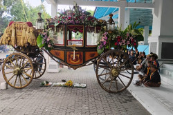 PB XIV Naik Garuda Kencana saat Kirab Jumenengan di Solo