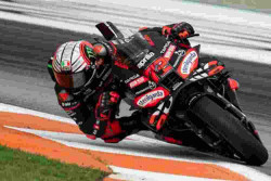 Bezzecchi Juara MotoGP Valencia 2025, Bagnaia Crash di Lap 1