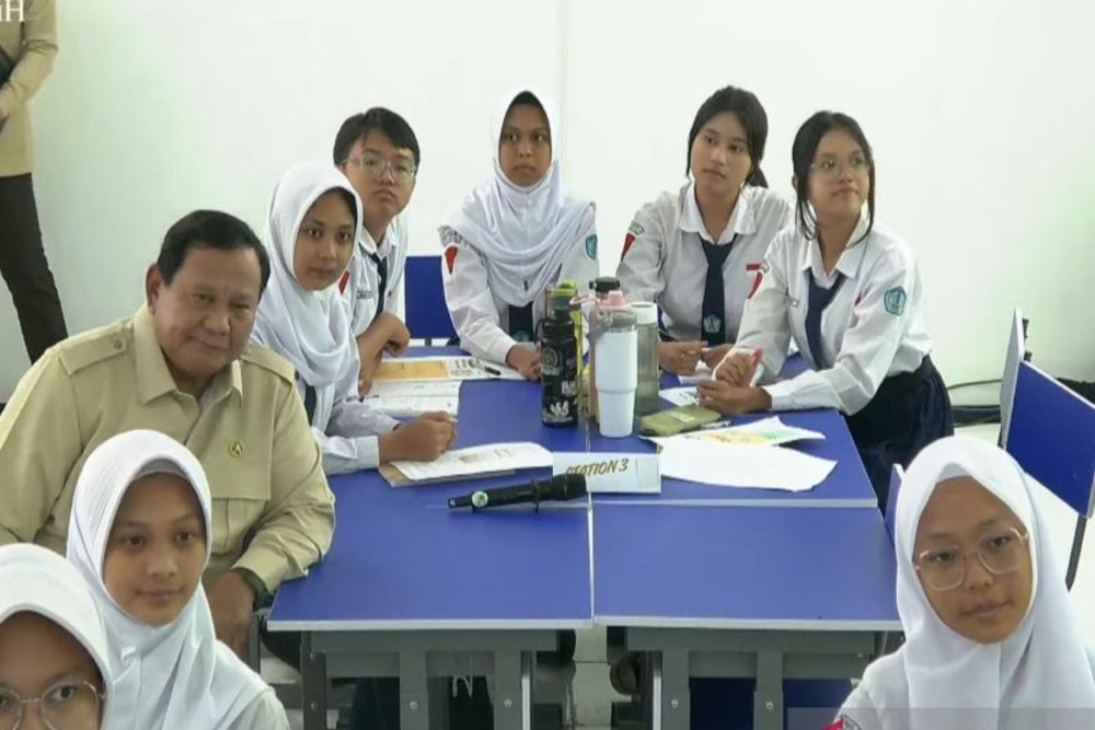 Presiden Prabowo Luncurkan Smartboard di Sekolah