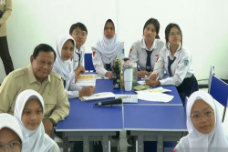 Presiden Prabowo Luncurkan Smartboard di Sekolah