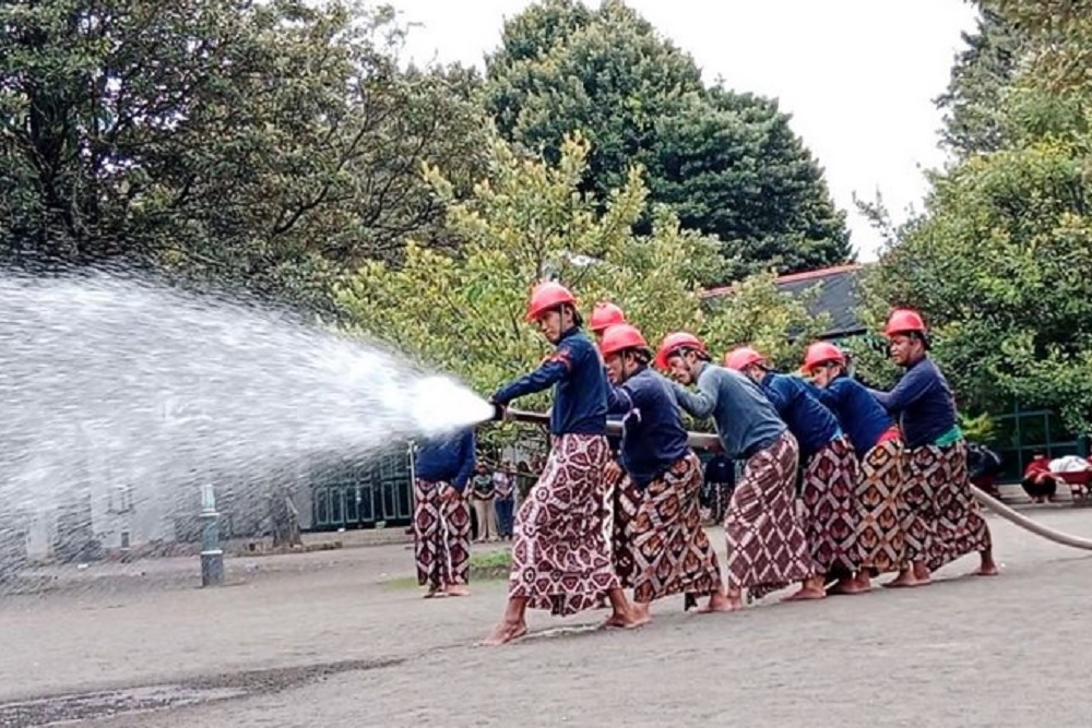 Abdi Dalem Keraton Jogja Dilatih Tangani Kebakaran