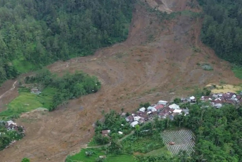 Retakan 2 Km Hambat Evakuasi Korban Longsor Pandanarum