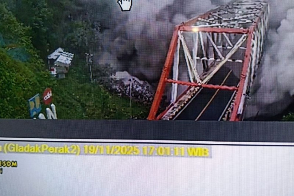 Semeru Erupsi Sore Hari, Akses Gladak Perak Ditutup Sementara