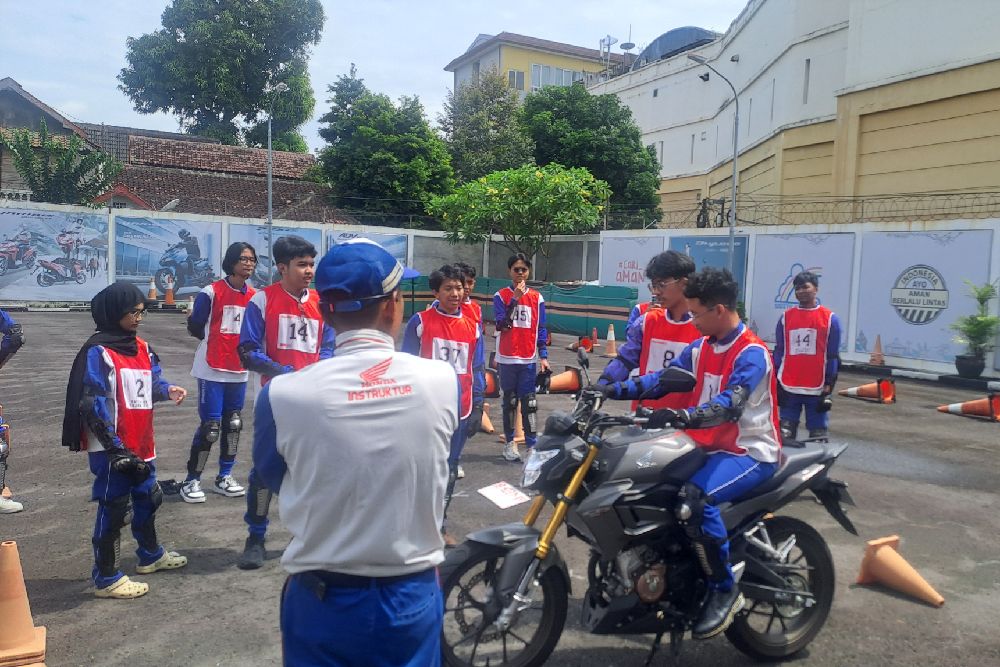 Astra Motor Yogyakarta Latih Mahasiswa UGM Jadi Road Safety Warriors