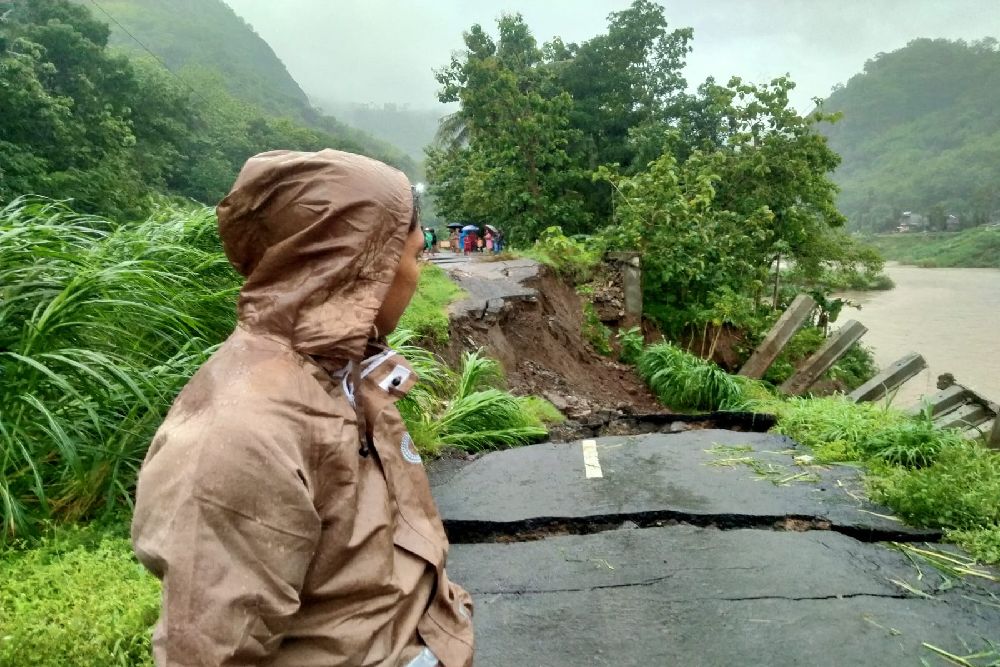 Jalan Sriharjo Imogiri Putus Akses Utama, Warga Terisolasi