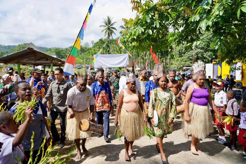 Menteri Nusron Serahkan Sertipikat di Papua, Ini Pesannya