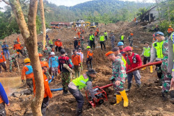 Denhanud 474 Korpasgat Diterjunkan Operasi Kemanusiaan di Banjarnegara