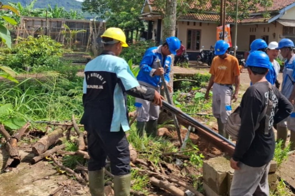 PLN Salurkan Bantuan ke Warga Cibeunying Terdampak Longsor