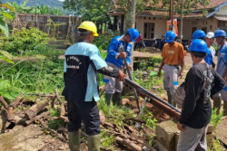 PLN Salurkan Bantuan ke Warga Cibeunying Terdampak Longsor