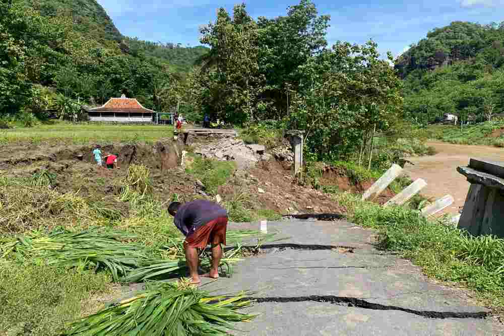 Longsor Imogiri Ganggu Sekolah, Siswa Lewati Jalur Berbahaya