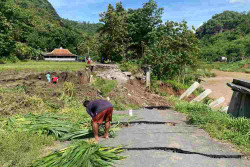 Longsor Imogiri Ganggu Sekolah, Siswa Lewati Jalur Berbahaya