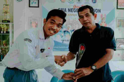 Pemain Muda PSIM Jogja Apresiasi Guru dengan Bunga di Hari Guru