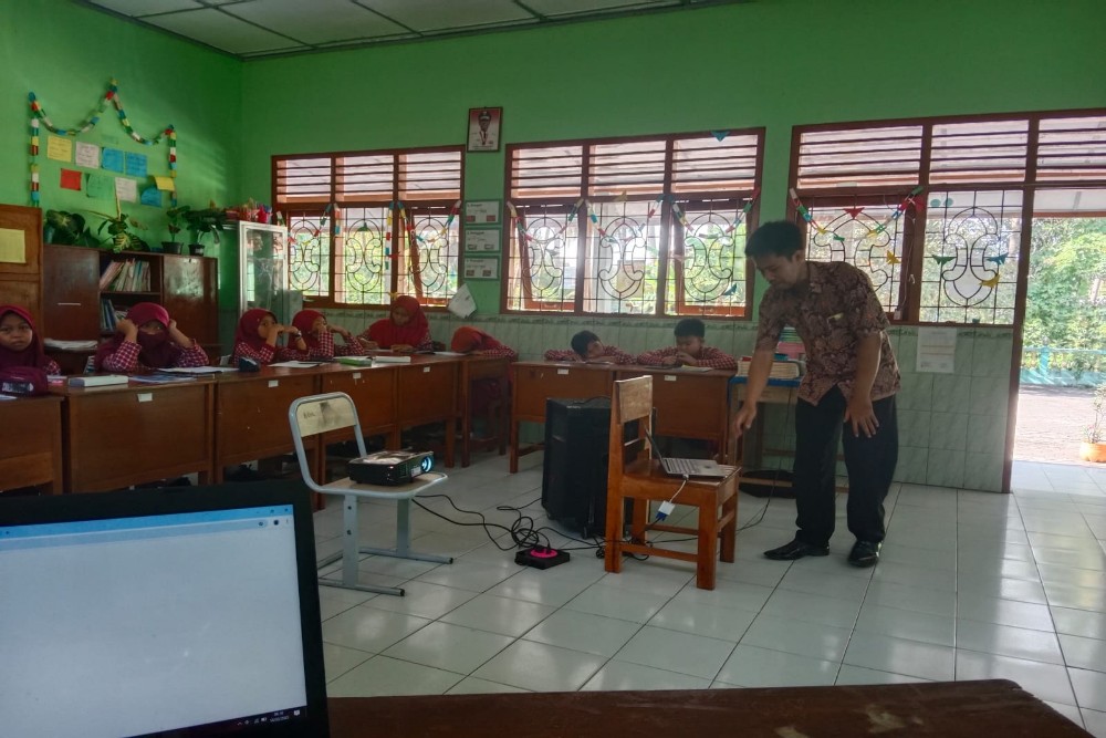 Guru Kulonprogo Tempuh 55 Km Demi Mengajar Tiap Hari