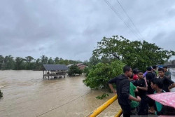 Banjir Aceh: Ribuan Warga Mengungsi, Desa Terisolasi