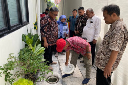 23 Biopori Jumbo, Kelurahan Gedongkiwo Jogja Mandiri Kelola Sampah