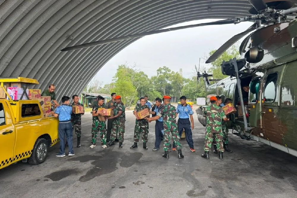 TNI AU Drop Logistik ke Daerah Terisolasi di Sibolga