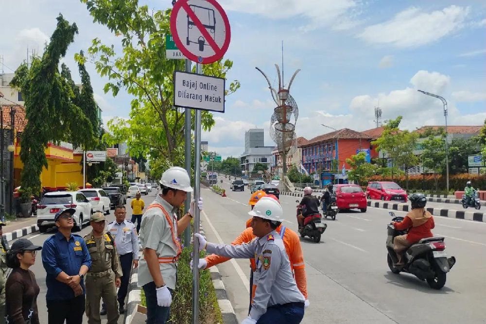 Pemkot Solo Pasang Rambu Larangan Bajaj Online