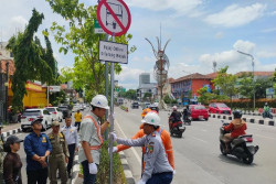 Pemkot Solo Pasang Rambu Larangan Bajaj Online