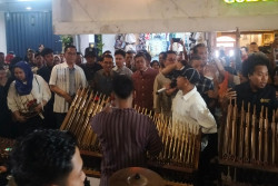 Menbud Fadli Zon Serahkan Alat Musik ke Musisi Jalanan di Malioboro