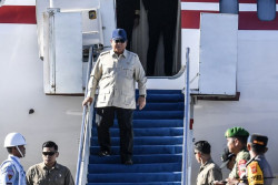 Prabowo Kunjungi Korban Banjir Sumatera, Pengungsi Krisis BBM