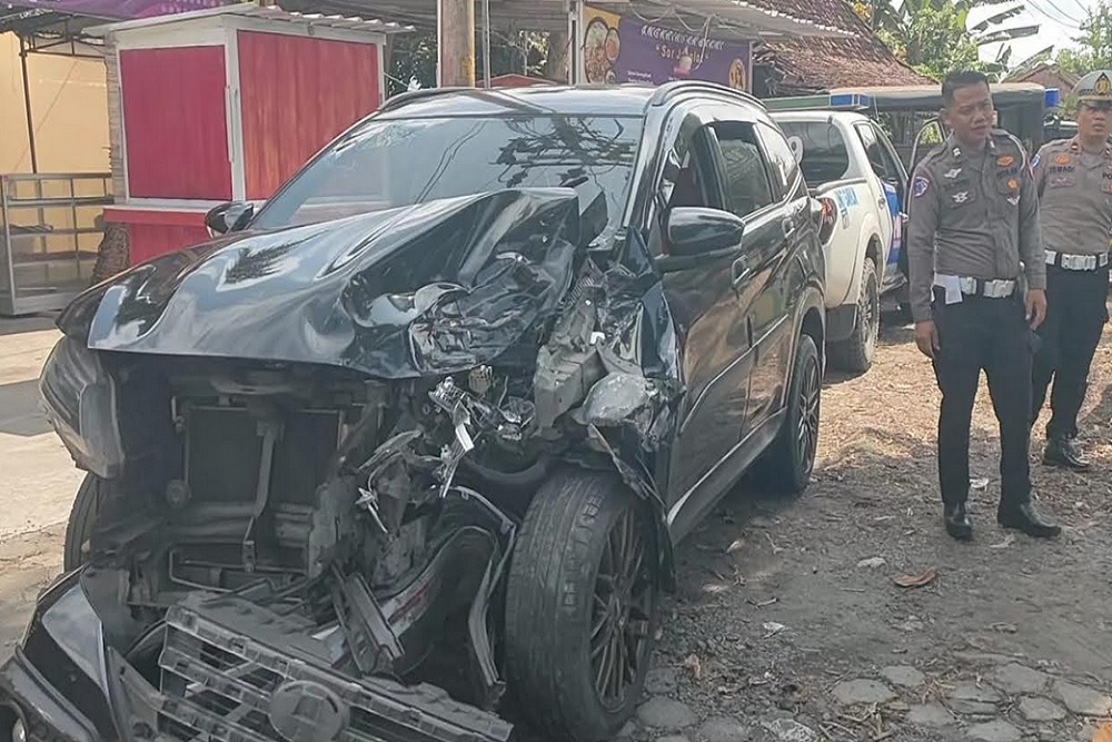 Mobil Anggota DPRD Kulonprogo Tabrak Truk Parkir di Pengasih