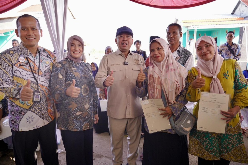 Menteri Nusron Serahkan 546 Sertifikat Konsolidasi Tanah di Jateng