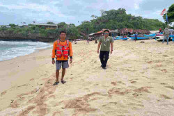 Satlinmas Siaga Penuh Jaga Pantai Gunungkidul saat Libur Nataru