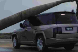 BYD Uji Ketangguhan Yangwang U8 dengan Jatuhkan Pohon Raksasa