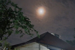 Supermoon Penutup 2025 Malam Ini, Ada Fenomena Halo di Langit Jogja
