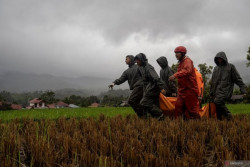 Tangis dan Debu: Kisah Warga Toboh Seusai Galodo Luluhlantakkan Rumah