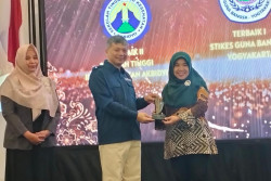 LLDikti V Beri Penghargaan PTS Berkomitmen Percepat Peningkatan Mutu