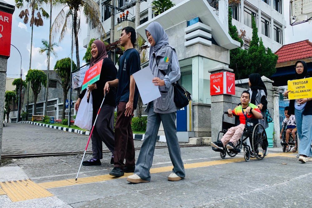 Difabel Audit Trotoar Tugu Jogja, Banyak Akses Belum Ramah