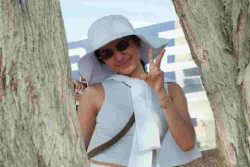 Azizah Salsha Klarifikasi Penampilan saat Melayat Ayah Arhan