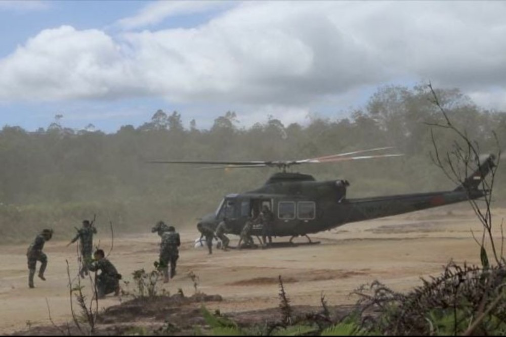 Pastikan Tak Dilempar, Distribusi Bantuan Pakai Sling Rope dan Helibox