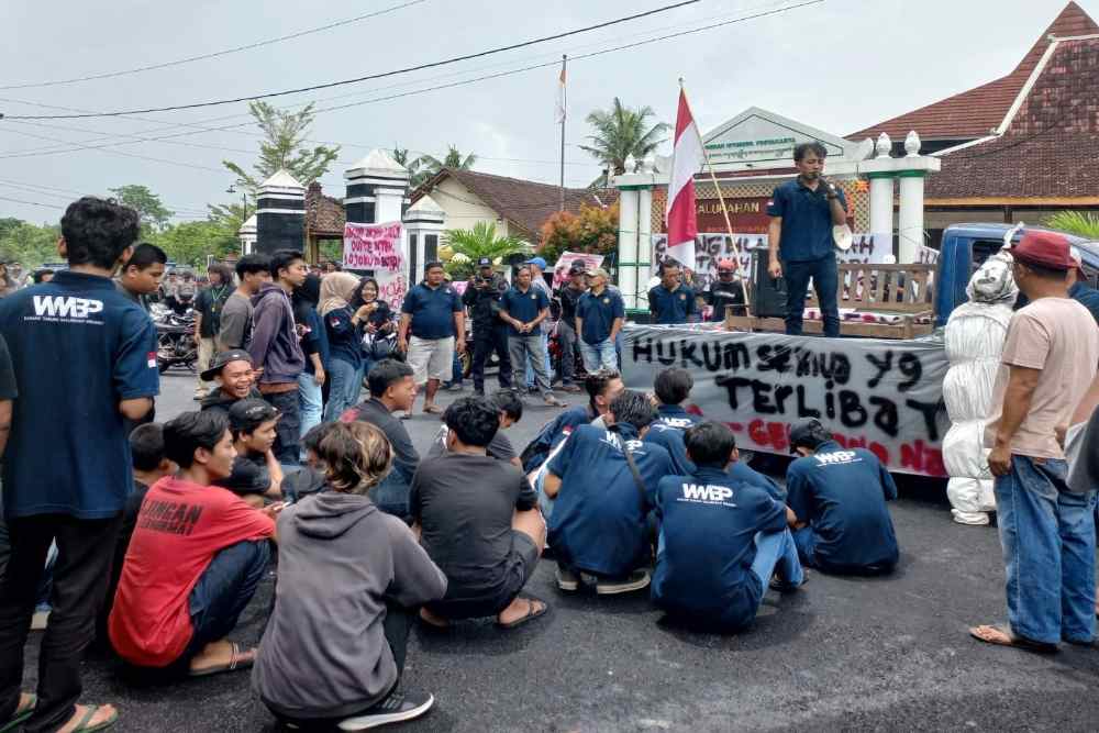 Warga Ngunut Playen Demo Dugaan Korupsi Rp500 Juta