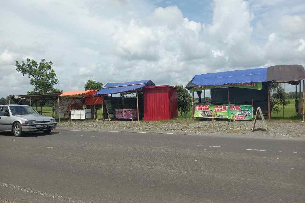 Bangunan Semipermanen Menjamur di Barat Jembatan Kabanaran