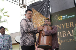 19 Kelompok Budaya Menerima Alat Musik dari Danais