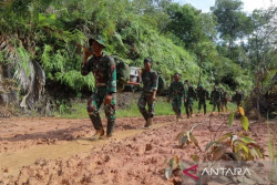 TNI AD Jalan Kaki Tembus Longsor Salurkan Logistik Sumut
