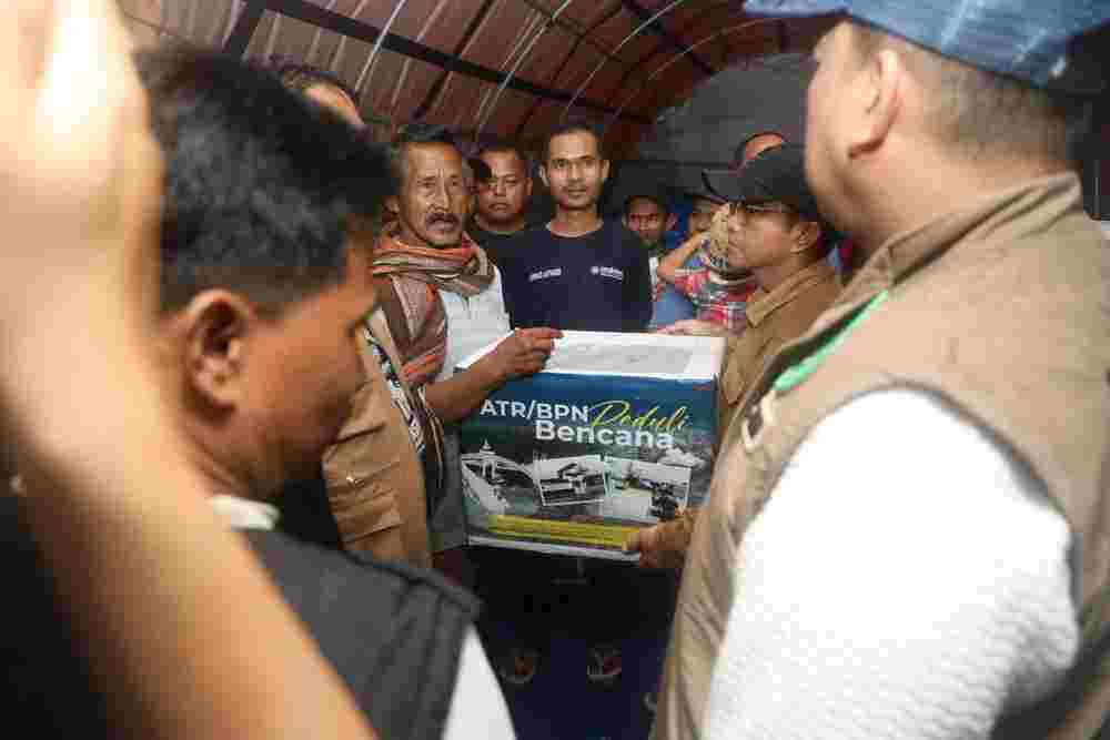 Menteri Nusron Salurkan Bantuan dan Dengar Jeritan Warga