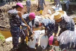 TNI AL Bangun Jembatan Darurat untuk Korban Banjir Sumbar
