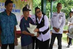 Ngawu Salurkan Bantuan Pupuk Rp84 Juta untuk 428 Petani