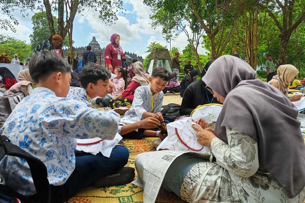 200 Peserta Mencanting Bersama di Pelataran Candi Borobudur