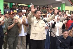 Pantau Pengungsi Langkat, Prabowo Janji Tak Tinggalkan Korban