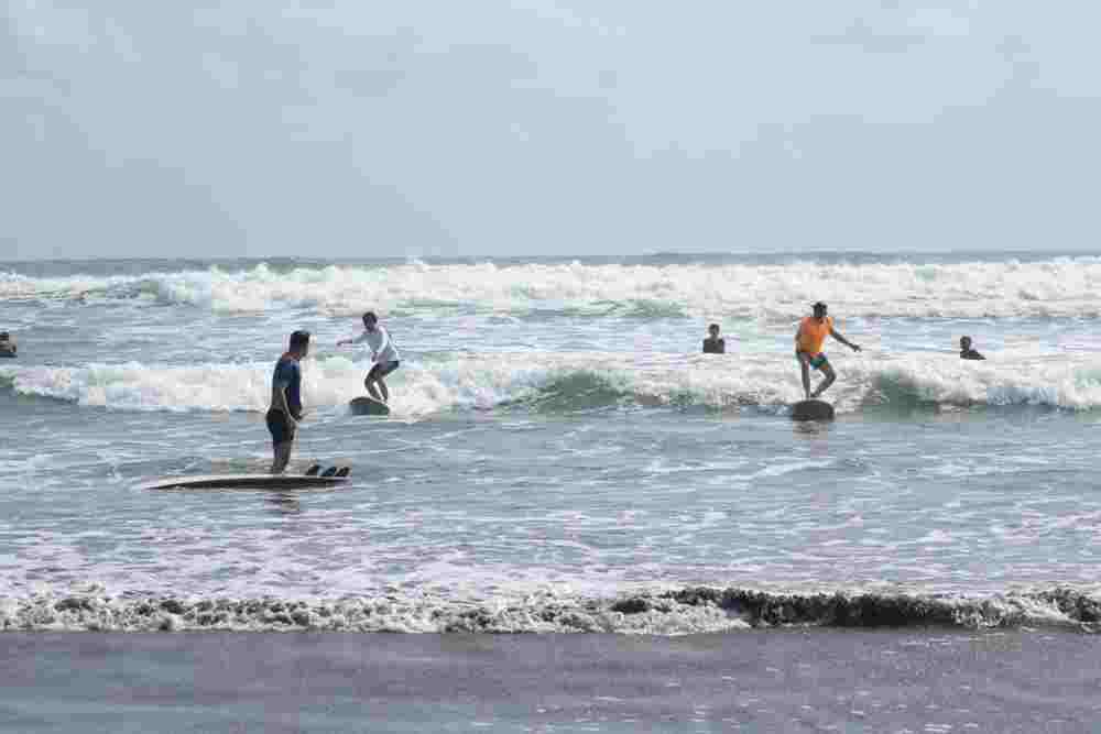 Pantai Parangtritis Menjadi Lokasi Edukasi Selancar bagi Pemula