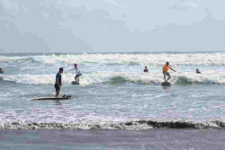 Pantai Parangtritis Menjadi Lokasi Edukasi Selancar bagi Pemula