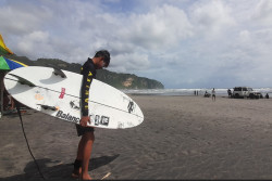 Pantai Parangtritis Menjadi Lokasi Edukasi Selancar bagi Pemula
