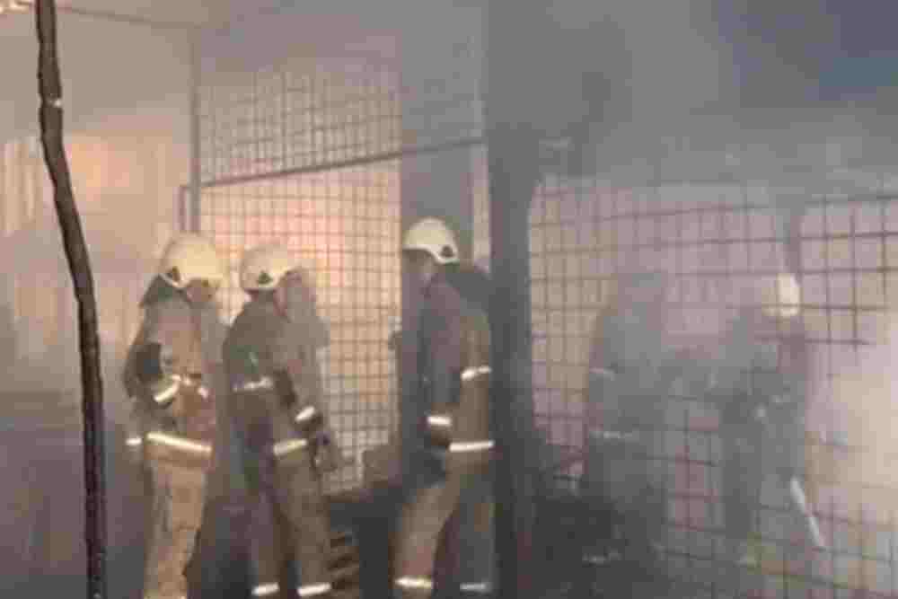 Kebakaran Hanguskan 350 Kios di Pasar Induk Kramat Jati