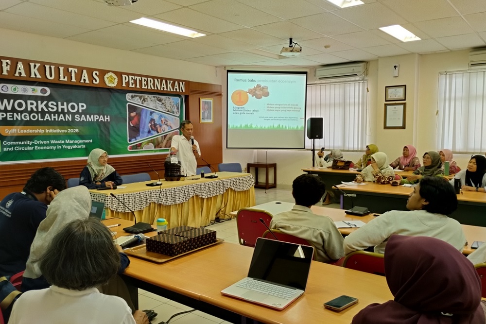 Fapet UGM Ajarkan Budi Daya Maggot untuk Olah Sampah Organik
