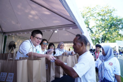 Peringati HKSN, Kemensos-Uniqlo Berbagi Ribuan Pakaian di Borobudur
